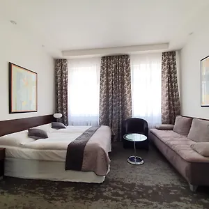 מלון Royal Plaza ***